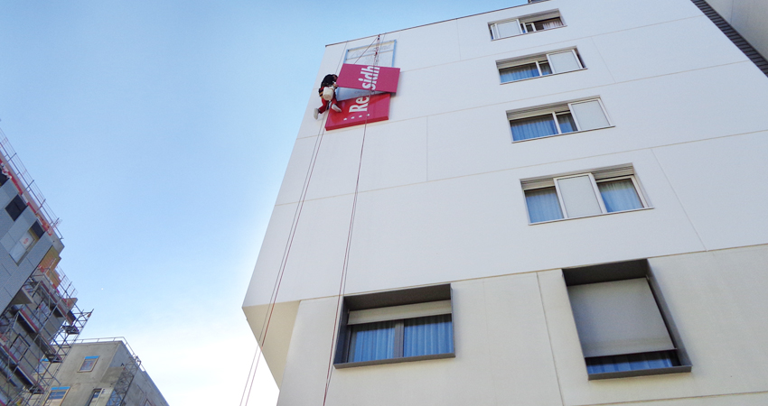 pose d'enseigne lumineuse en rappel