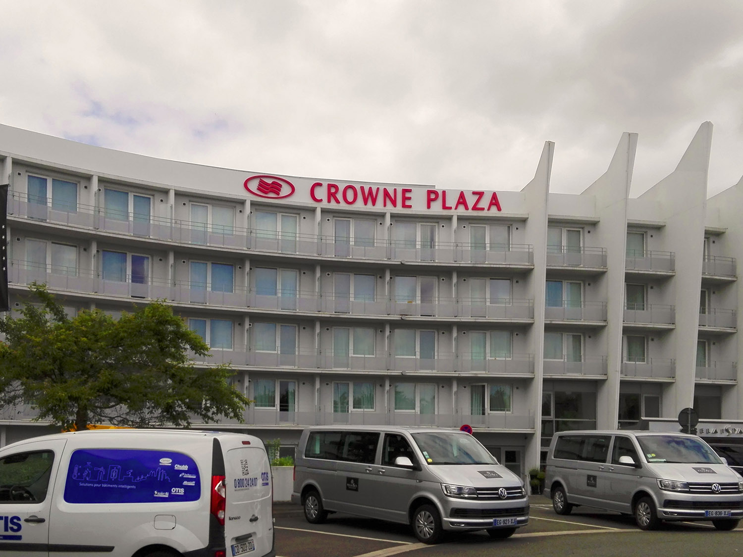 Enseigne lumineuse grand format.