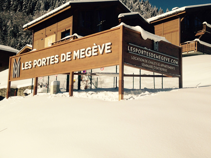 Enseigne en lettre à lettre sur bois. Enseigne drapeau double face